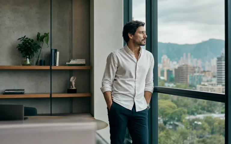 Profesional colombiano haciendo una pausa frente al estrés y la ansiedad